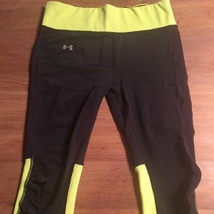 Women’s Under Armour Capri pants.  Size Medium